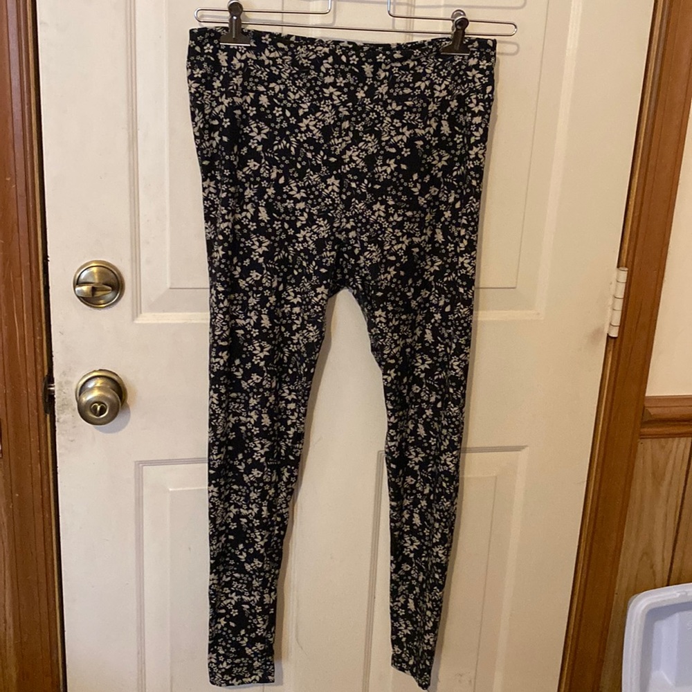 LuLaRoe Leggings Tall & Curvy NWOT